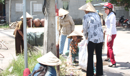 Các thành viên CLB tích cực dọn dẹp vệ sinh ở các tuyến đường.