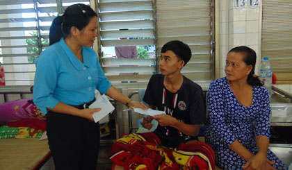 Bà Nguyễn Thị Thùy Dương, Chủ tịch Công đoàn các khu công nghiệp tỉnh tặng quà cho công nhân của Công ty cổ phần May Sông Tiền bị ngộ độc thực phẩm đang điều trị tại Bệnh viện Đa khoa trung tâm tỉnh vào sáng ngày 8-11.