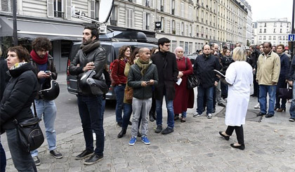 Dòng người xếp hàng hiến máu cho các nạn nhân khủng bố ở Paris Nguồn: Guardian