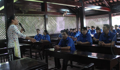 Các học viên đến thăm trường Dục Thanh, Bình Thuận.