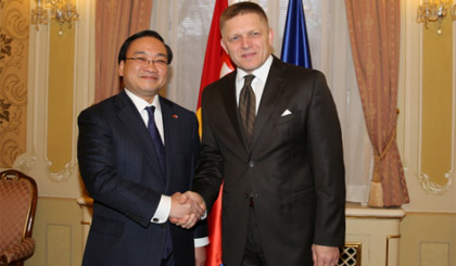 Phó Thủ tướng Hoàng Trung Hải và Thủ tướng Slovakia Robert Fico. Ảnh VGP/Nguyên Linh