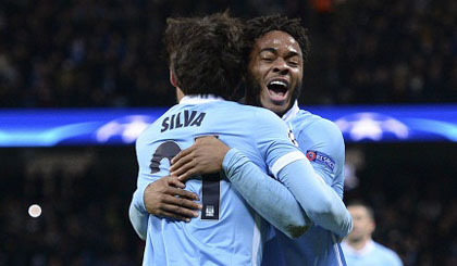 Silva và Sterling trở thành người hùng trong chiến thắng ngược của Man City.