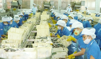 Người lao động vui mừng và chờ đợi lương tăng theo Nghị định 122/2015/NĐ-CP. (Ảnh chụp tại Công ty TNHH Royal Foods).                                      Ảnh: HỮU NGHỊ