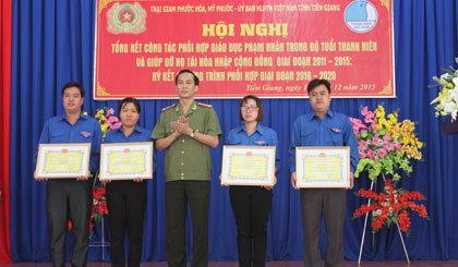 Thượng tá Trịnh Thanh Cao, Phó Giám đốc Công an tỉnh trao Bằng khen cho các tập thể.