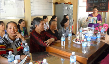 Thành viên Ban Chủ nhiệm CLB Phụ nữ với ATGT xã Bình Ân tuyên truyền lồng ghép nội dung ATGT.