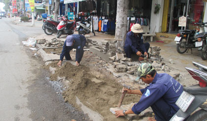 Công nhân Đội Cầu đường - Thoát nước của Công ty TNHH MTV Công trình Đô thị TP. Mỹ Tho tráng lát lề đường, xây bó vỉa trên các tuyến đường trong nội ô thành phố.
