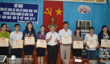 Ông Trần Thanh Thảo, Giám đốc Sở Y tế trao tặng Giấy khen cho tập thể Chi cục đã thực hiện Đề án nghiên cứu khoa học “Triển khai các mô hình can thiệp về y tế nhằm nâng cao chất lượng dân số”.