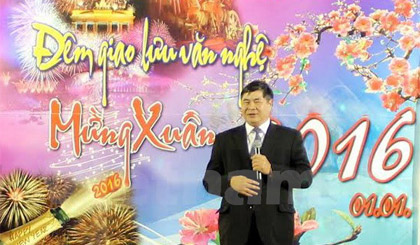 Đại sứ Đoàn Xuân Hưng chúc Tết tại Trung tâm thương mại Thái Bình Dương. Ảnh: Mạnh Hùng/Vietnam+