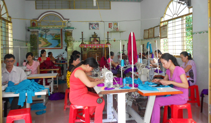 Điểm may túi xách của chị Phan Thị Ngọc Hà ở ấp 3, xã Mỹ Thành Bắc.