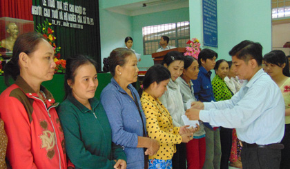 Ông Lê Văn Vũ, Phó Chủ tịch UBND TX. Cai Lậy tặng quà tết cho hộ nghèo xã Tân Bình.