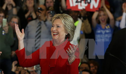 Ứng viên Hillary Clinton phát biểu trước những người ủng hộ trong phiên bầu cử dưới hình thức 