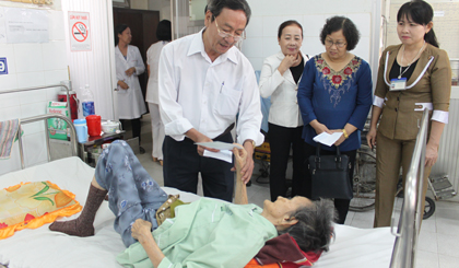 Thăm, tặng quà tết cho bệnh nhân tại Bệnh viện Đa khoa khu vực Gò Công.