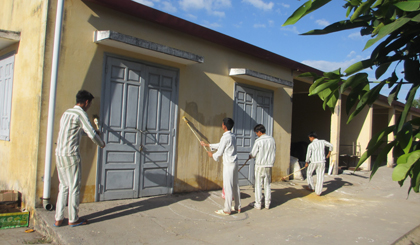 Phạm nhân hớn hở sơn tường chuẩn bị vui xuân.