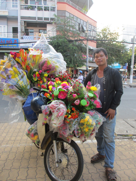 Anh Vũ Văn Nam (Khoái Châu, Hưng Yên) đứng góc đường bán hoa.