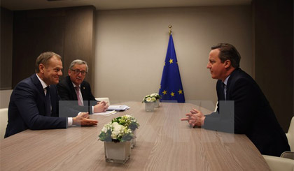 Chủ tịch Hội đồng châu Âu Donald Tusk, Chủ tịch Ủy ban châu Âu Jean-Claude Juncker và Thủ tướng Anh David Cameron (phải) tại cuộc gặp ở Brussels. Ảnh: AFP/TTXVN