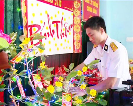 Trang trí cây mai vàng, mâm ngũ quả để vui Xuân, đón Tết Nguyên đán Bính Thân 2016.