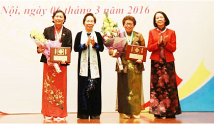 Phó Chủ tịch nước Nguyễn Thị Doan trao giải thưởng Kovalevskaia cho 2 nhà khoa học nữ.