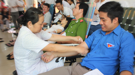 Đoàn viên, thanh niên tham gia phong trào  “Hiến máu tình nguyện”.