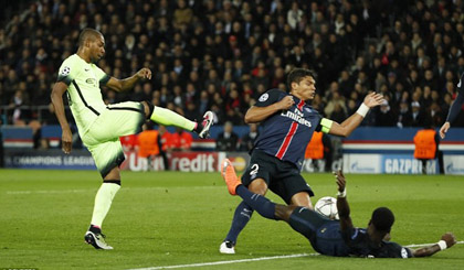 Fernandinho giúp Man City hòa 2-2 trên sân PSG. Nguồn: Reuters