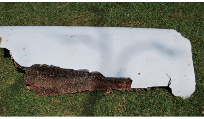 Một mảnh vỡ nghi là của máy bay mang số hiệu MH370. Nguồn: AP