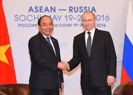 Thủ tướng Chính phủ Nguyễn Xuân Phúc hội kiến Tổng thống Liên bang Nga Vladimir Putin. Ảnh: VGP/Quang Hiếu