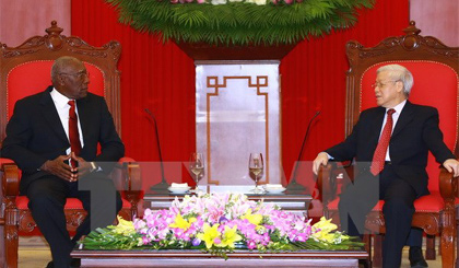 Bí thư Nguyễn Phú Trọng tiếp ông Salvador Valdés Mesa, Phó Chủ tịch Hội đồng Nhà nước Cuba, Đặc phái viên của đồng chí Raul Castro, Bí thư Thứ nhất Trung ương Đảng Cộng sản Cuba, Chủ tịch Hội đồng Nhà nước Cuba. Ảnh: Doãn Tấn/TTXVN