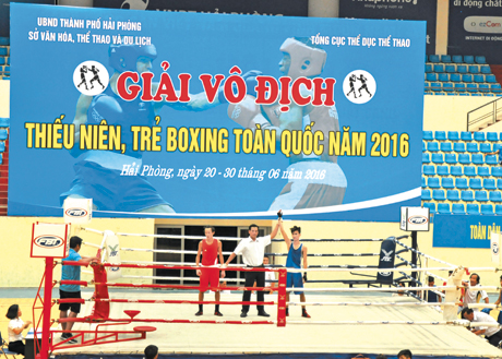 VĐV Trần Đức Tiến (áo xanh) của Tiền Giang thắng VĐV ĐắcLắk trong trận đấu của đêm khai mạc.