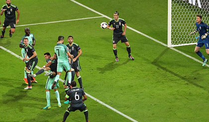 Cú đánh đầu dũng mãnh của Ronaldo.