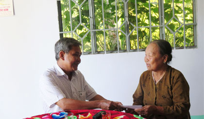  Ông Trần Long Thôn, Ủy viên  Ban Thường vụ, Trưởng Ban Dân vận Tỉnh ủy thăm, tặng quà gia đình bà Nguyễn Thị Thoàn, ngụ xã Hưng Thạnh, huyện Tân Phước. Ảnh: Minh Toàn