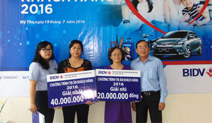 Đại diện BIDV - Chi nhánh Mỹ Tho trao các giải thưởng cho các khách hàng đã may mắn trúng thưởng.