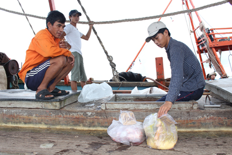 Những túi thực phẩm được gửi ra từ đất liền có ghi đầy đủ tên người nhận.