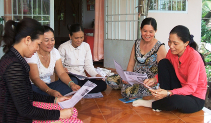 Các thành viên phụ trách “Địa chỉ tin cậy” ở huyện Cai Lậy thường xuyên tìm hiểu thông tin về phòng, chống bạo lực gia đình để tư vấn, hỗ trợ kịp thời cho hội viên, phụ nữ.