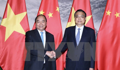 Thủ tướng Quốc vụ viện Trung Quốc Lý Khắc Cường đón Thủ tướng Chính phủ Nguyễn Xuân Phúc. Ảnh: Thống Nhất/TTXVN