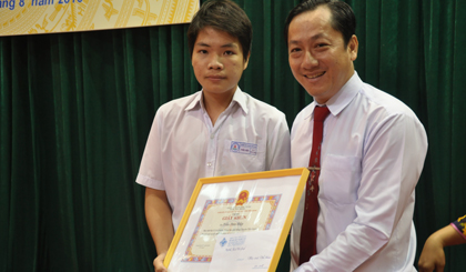 Em Trần Thảo Hiệp nhận Giấy khen tại Lễ Tuyên dương, khen thưởng học sinh giỏi.