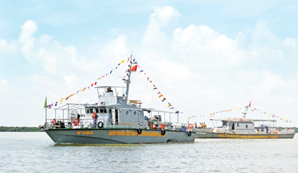 Tàu BP15-98-01 trên đường vào Trạm kiểm soát Biên phòng cửa Tiểu. 			Ảnh: PHÙNG LONG