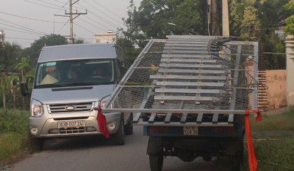 Trường hợp chở hàng hóa cồng kềnh như thế này sẽ bị phạt.  Ảnh: Ngọc Trung