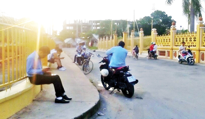 Những người chơi game Pokemon Go tại chùa Vĩnh Tràng.