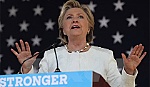 Sóng gió liên tục ập đến gia đình Clinton trước ngày bầu cử tổng thống