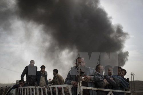 Người dân Iraq chạy khỏi các khu vực IS kiểm soát phía Nam Mosul. Nguồn: AP/TTXVN