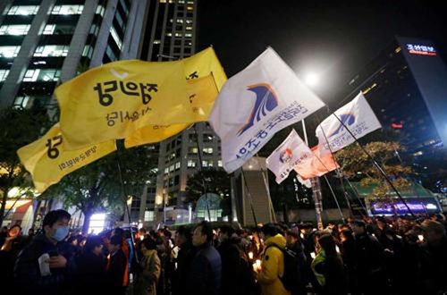  Người biểu tình tuần hành đòi Tổng thống từ chức ở Seoul, Hàn Quốc hôm 1-11. Ảnh: AP