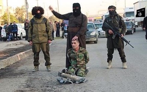  IS hành quyết người công khai tại Mosul. Ảnh: AP