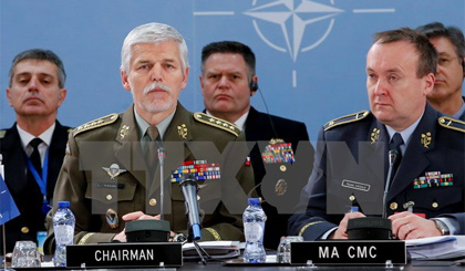 Chủ tịch Ủy ban quân sự NATO, Tướng Petr Pavel (trái) phát biểu tại một cuộc họp Ủy ban quân sự NATO ở Brussels, Bỉ. Ảnh: EPA/TTXVN