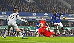 Mane lập công phút chót, Liverpool chật vật hạ Everton