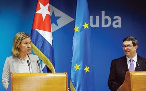 Đại diện cấp cao phụ trách chính sách an ninh và đối ngoại EU Federica Mogherini (Trái) và Ngoại trưởng Cu-ba Bruno Rodriguez trong một cuộc họp báo. Ảnh: kuwaittimes.net