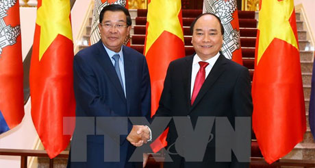 Thủ tướng Chính phủ Nguyễn Xuân Phúc và Thủ tướng Vương quốc Campuchia Samdech Akka Moha Sena Padei Techo Hun Sen chụp ảnh chung trước giờ hội đàm. Ảnh: Thống Nhất/TTXVN