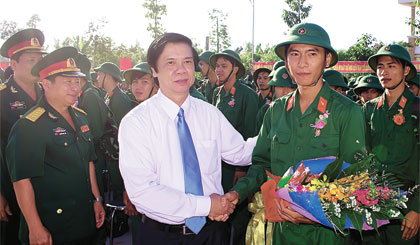 Đồng chí Nguyễn Văn Danh, Ủy viên BCH Trung ương Đảng, Bí thư Tỉnh ủy thăm hỏi, động viên thanh niên huyện Châu Thành lên đường nhập ngũ. Ảnh: Thanh Lâm