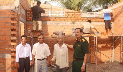 Đại tá Cao Văn Mĩa, Chính ủy Bộ Chỉ huy Quân sự tỉnh thăm gia đình ông Lê Văn A (ngụ ấp Láng Biển, xã Mỹ Phước Tây, TX. Cai Lậy), được Bộ Chỉ huy Quân sự tỉnh hỗ trợ xây dựng nhà “Tình đồng đội”. 	                     Ảnh: THANH LÂM