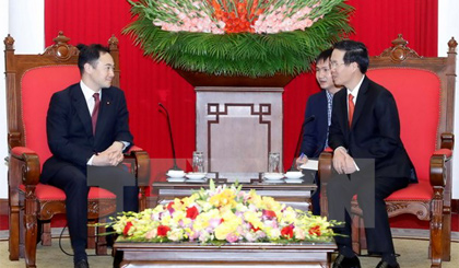 Trưởng Ban Tuyên giáo Trung ương Võ Văn Thưởng tiếp Trưởng Ban Thanh niên Đảng Dân chủ Tự do Nhật Bản Suzuki Keisuke. Ảnh: An Đăng/TTXVN