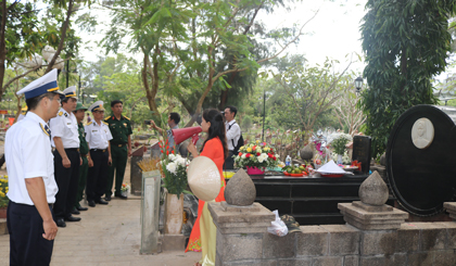 Đoàn công tác đến viếng và thắp hương mộ AHLLVT Võ Thị Sáu.