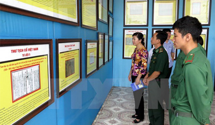 Khách tham quan một triển lãm tư liệu về Trường Sa, Hoàng Sa. Ảnh: Văn Đạt/TTXVN